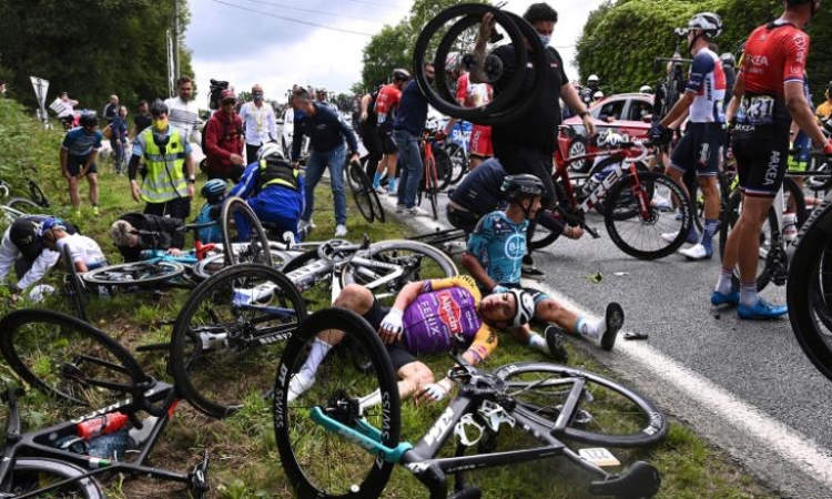 Tai nạn lớn nhất Tour De France có liên quan đến fan cuồng